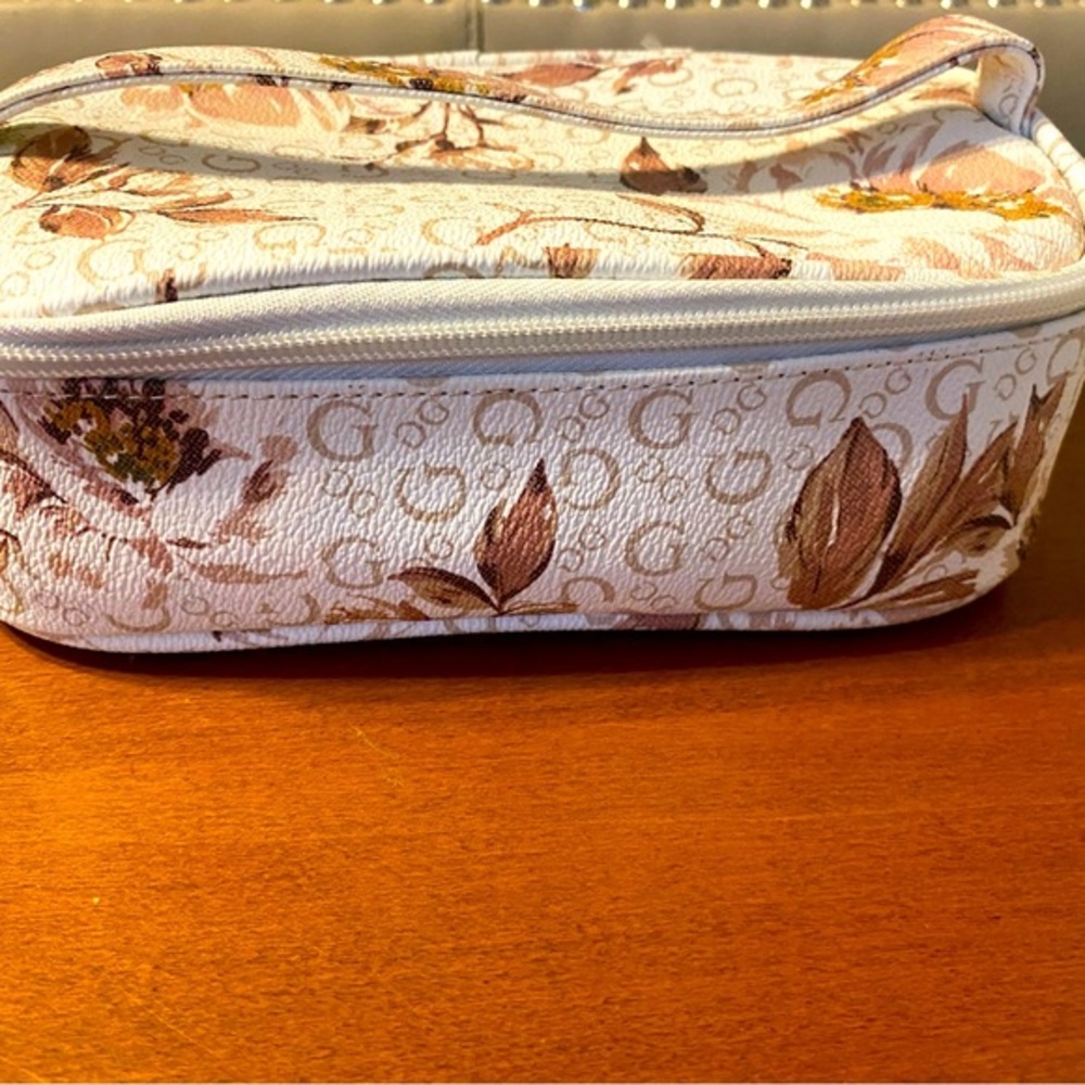 GUESS make up bag, very sturdy NWT
